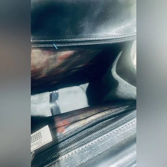 Women’s Vintage Carol Hearty Black Leather Baroque Embossed Shoulder Bag - Picture 6 of 7